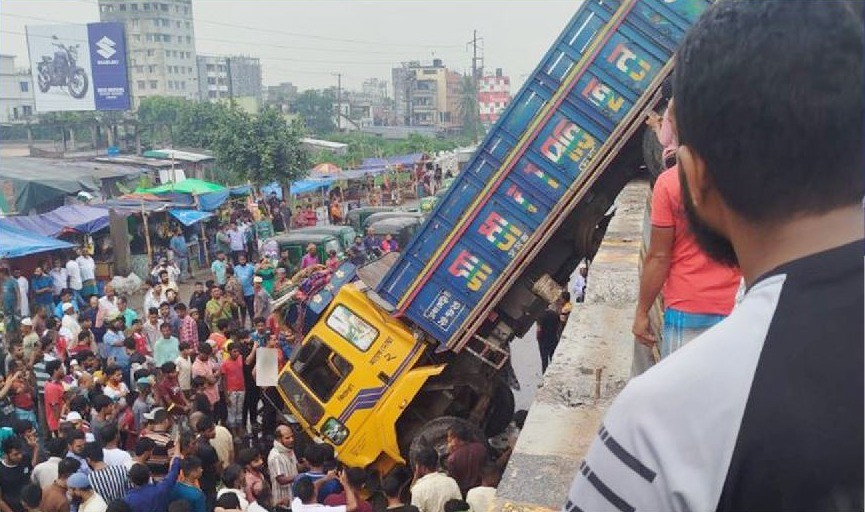 নিয়ন্ত্রণ হারিয়ে ফ্লাইওভারে ঝুলন্ত ট্রাক পড়ে পথচারী আহত
